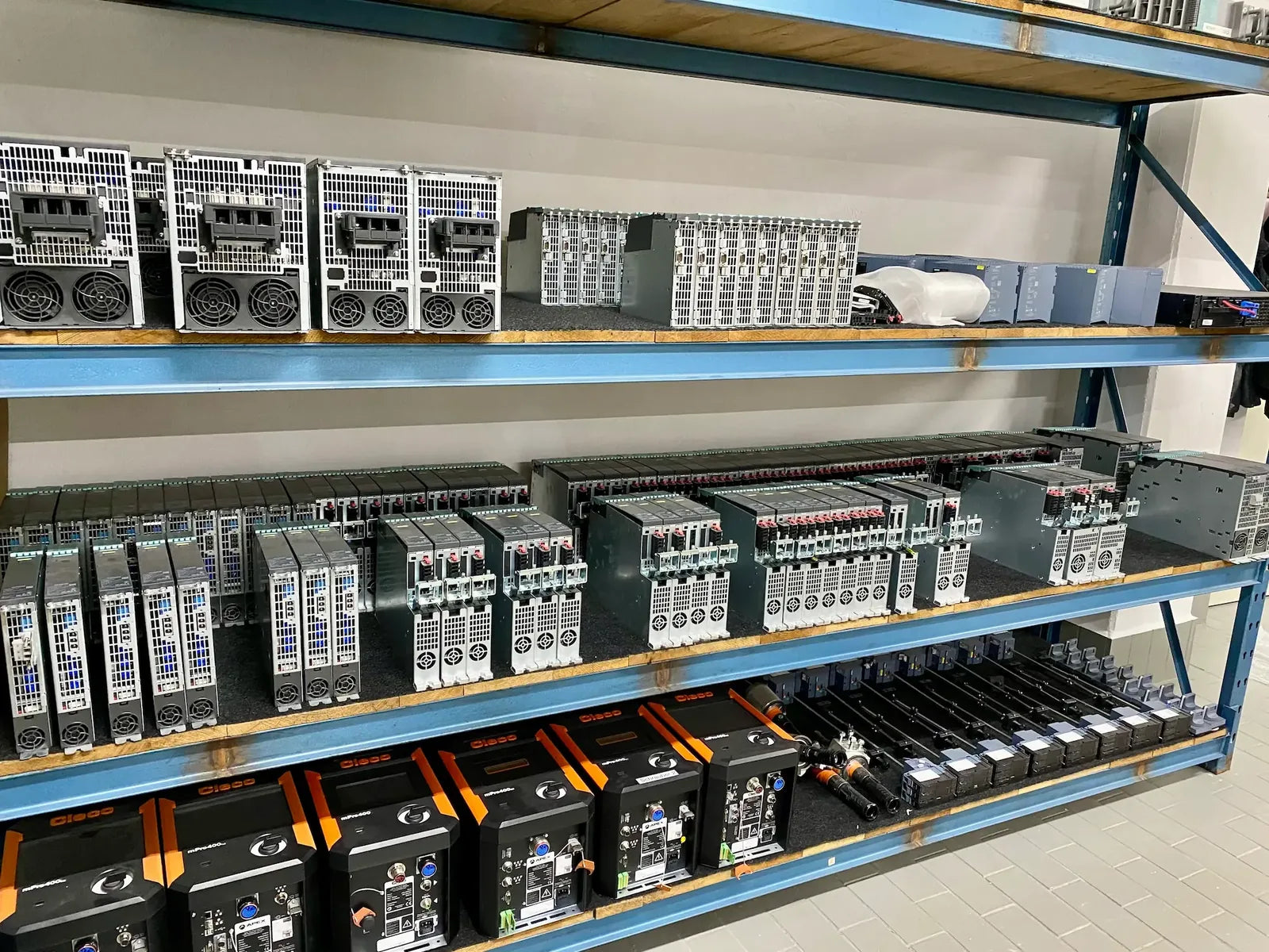 Geprüfte Industrieelektronik im Lagerregal
