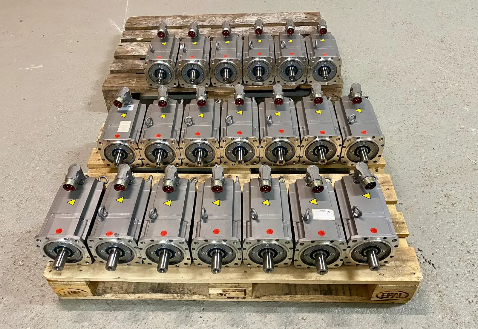 Geprüfte Servomotoren auf Palette, versandbereit